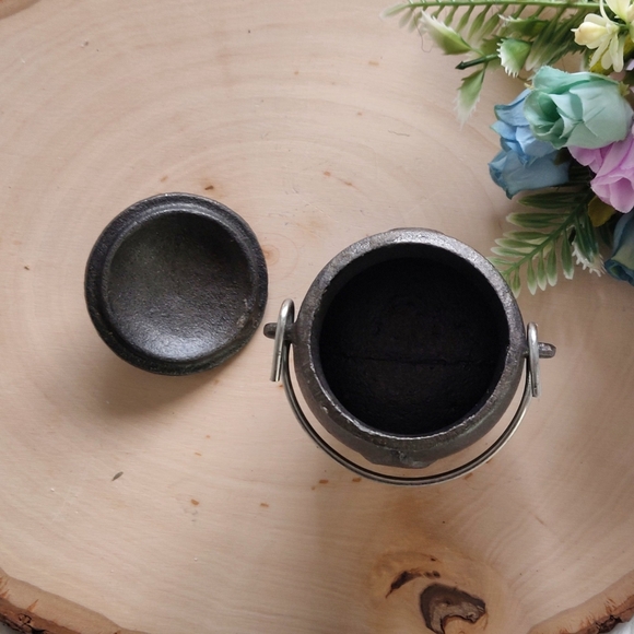 Triqeutra Cast Iron Cauldron - Picture 4 of 4